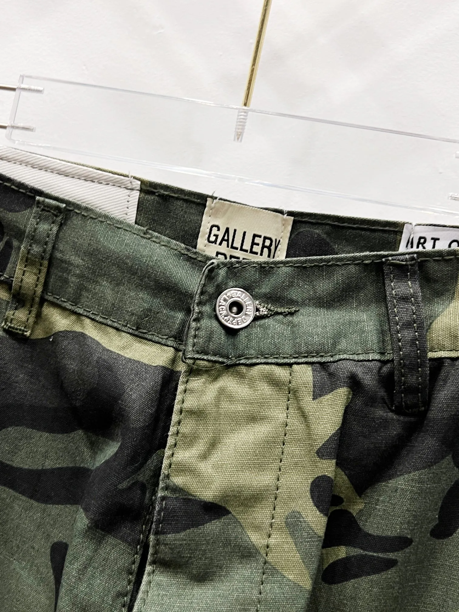 p260 Style No.: (c069) GALLERY DEPT. 2025 new camouflage stitching hand-painted multi-pocket couple style loose bootcut jeans. Top ceiling quality. Styles with different washed textures. Very friendly to people with thin legs and thick legs. The bootcut style is very flattering to the leg shape. Moderate length that never goes out of style. Easy to match. Basic styling for various styles. A must-have in the wardrobe! The fabric is stiff but also makes the upper body soft without losing texture. The washing process is even more perfect. It is a must-have item for everyone! ! ! Washed wheat, hang tag, pants label, complete with three labels Color: camouflage green Size: 28, 30, 32, 34, 36 (five sizes)